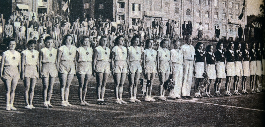 Az olasz és a magyar csapat, köztük az egyik játékvezető dr. Hepp Ferenc